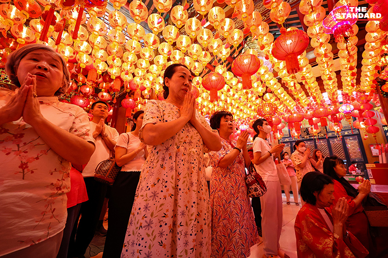 ประชาชนชาวไทยเชื้อสายจีนจับจ่ายซื้อของและประกอบพิธีไหว้เจ้าที่ถนนเยาวราชในช่วงเทศกาลตรุษจีน 2569 พร้อมตระหนักถึงปัญหาฝุ่น PM2.5 4