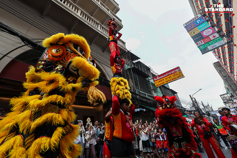 ประชาชนชาวไทยเชื้อสายจีนจับจ่ายซื้อของและประกอบพิธีไหว้เจ้าที่ถนนเยาวราชในช่วงเทศกาลตรุษจีน 2569 พร้อมตระหนักถึงปัญหาฝุ่น PM2.5 5