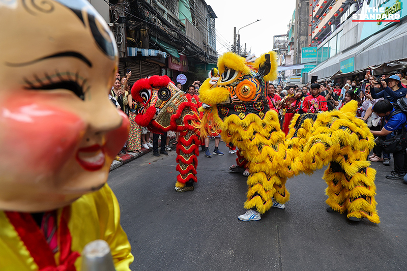 ประชาชนชาวไทยเชื้อสายจีนจับจ่ายซื้อของและประกอบพิธีไหว้เจ้าที่ถนนเยาวราชในช่วงเทศกาลตรุษจีน 2569 พร้อมตระหนักถึงปัญหาฝุ่น PM2.5 6