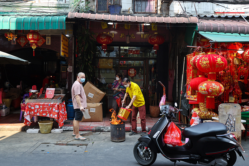 ประชาชนชาวไทยเชื้อสายจีนจับจ่ายซื้อของและประกอบพิธีไหว้เจ้าที่ถนนเยาวราชในช่วงเทศกาลตรุษจีน 2569 พร้อมตระหนักถึงปัญหาฝุ่น PM2.5 7