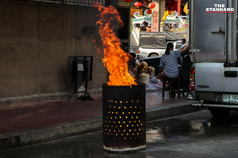 ประชาชนชาวไทยเชื้อสายจีนจับจ่ายซื้อของและประกอบพิธีไหว้เจ้าที่ถนนเยาวราชในช่วงเทศกาลตรุษจีน 2569 พร้อมตระหนักถึงปัญหาฝุ่น PM2.5 8
