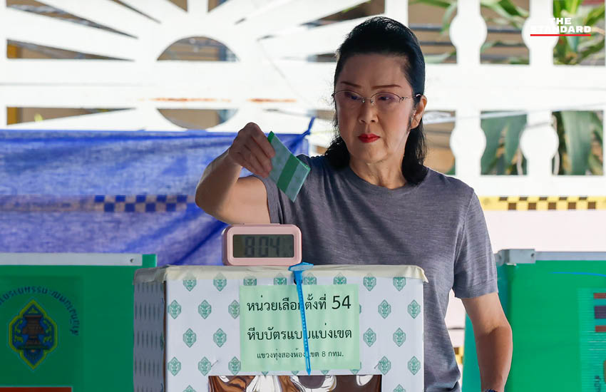 เยาวภา วงศ์สวัสดิ์ หรือเจ๊แดง กำลังใช้สิทธิเลือกตั้งที่หน่วยเลือกตั้งหลักสี่ โดยมีประชาชนต่อแถวรอใช้สิทธิอย่างคึกคัก 2