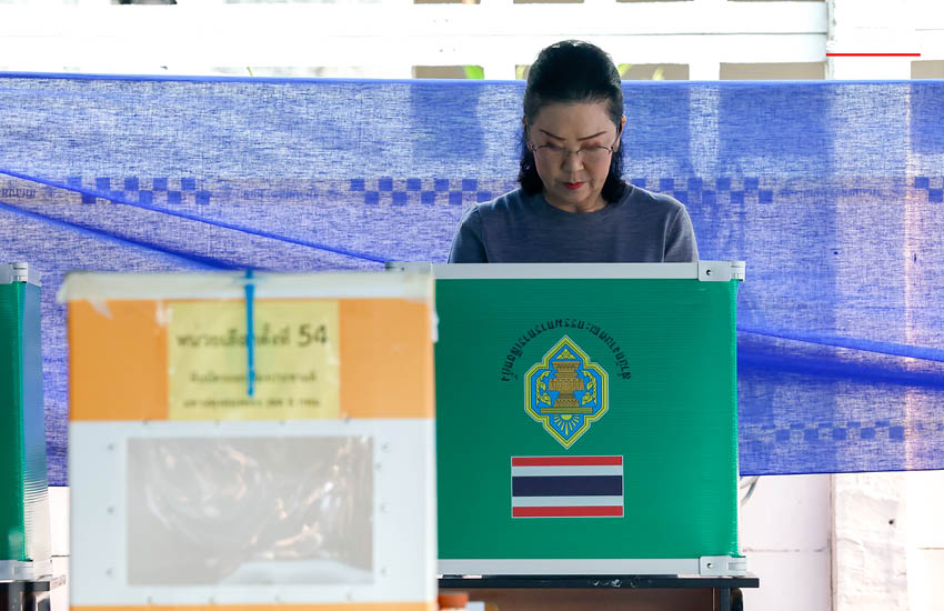 เยาวภา วงศ์สวัสดิ์ หรือเจ๊แดง กำลังใช้สิทธิเลือกตั้งที่หน่วยเลือกตั้งหลักสี่ โดยมีประชาชนต่อแถวรอใช้สิทธิอย่างคึกคัก 3