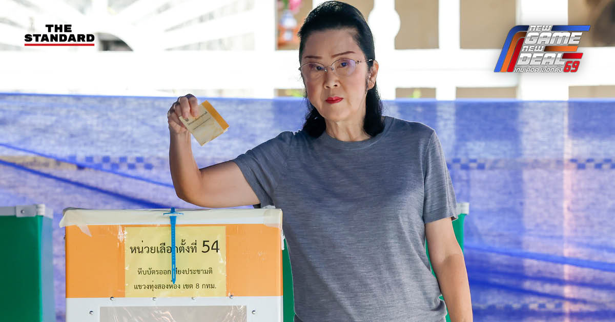 เยาวภา วงศ์สวัสดิ์ หรือเจ๊แดง กำลังใช้สิทธิเลือกตั้งที่หน่วยเลือกตั้งหลักสี่ โดยมีประชาชนต่อแถวรอใช้สิทธิอย่างคึกคัก