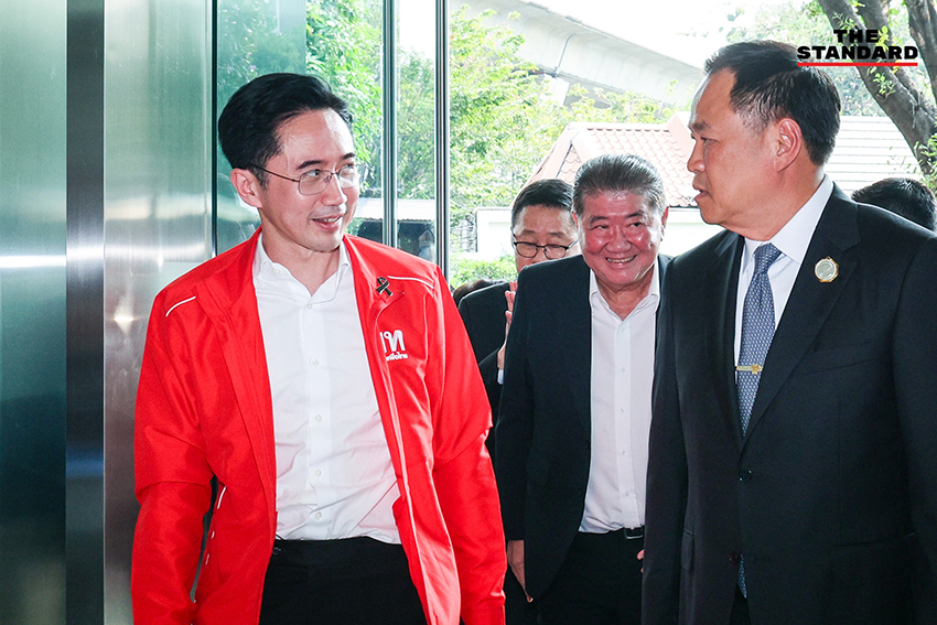 ศ.ดร.ยศชนัน วงศ์สวัสดิ์ สวมเสื้อแดง พบอนุทิน ชาญวีรกูล หารือจัดตั้งรัฐบาล 1