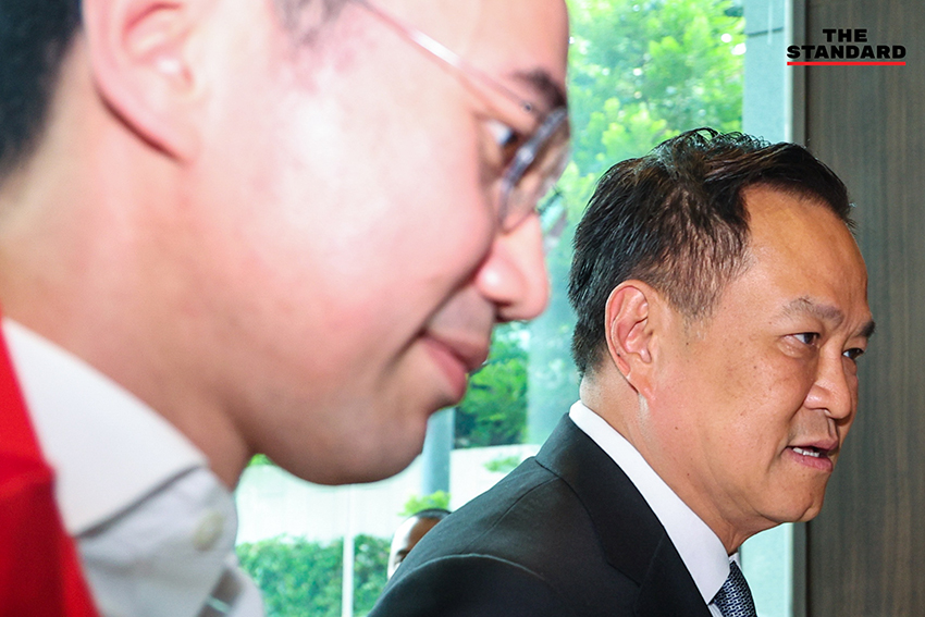 ศ.ดร.ยศชนัน วงศ์สวัสดิ์ สวมเสื้อแดง พบอนุทิน ชาญวีรกูล หารือจัดตั้งรัฐบาล 2