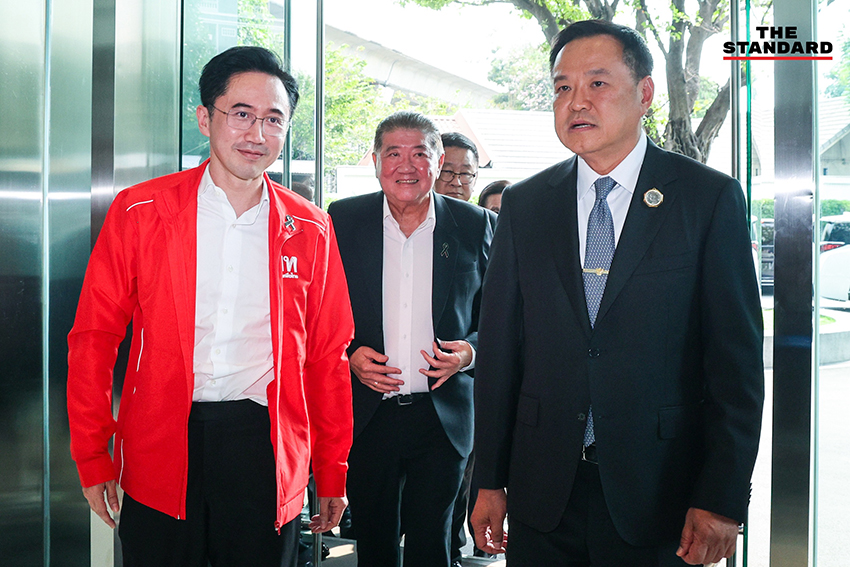 ศ.ดร.ยศชนัน วงศ์สวัสดิ์ สวมเสื้อแดง พบอนุทิน ชาญวีรกูล หารือจัดตั้งรัฐบาล 3