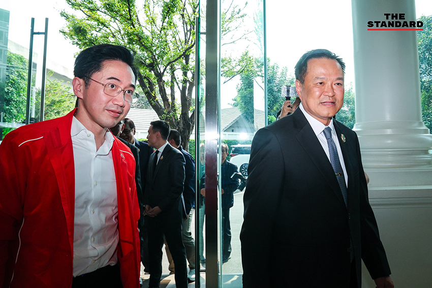 ศ.ดร.ยศชนัน วงศ์สวัสดิ์ สวมเสื้อแดง พบอนุทิน ชาญวีรกูล หารือจัดตั้งรัฐบาล 5