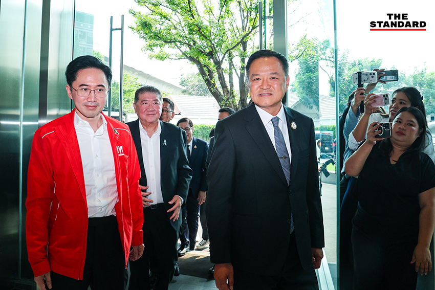 ศ.ดร.ยศชนัน วงศ์สวัสดิ์ สวมเสื้อแดง พบอนุทิน ชาญวีรกูล หารือจัดตั้งรัฐบาล 6