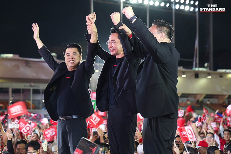 ภาพบรรยากาศ ศ.ดร.ยศชนัน วงศ์สวัสดิ์ แคนดิเดตนายกรัฐมนตรีพรรคเพื่อไทย ปราศรัยบนเวทีใหญ่ท่ามกลางผู้สนับสนุนจำนวนมาก 1