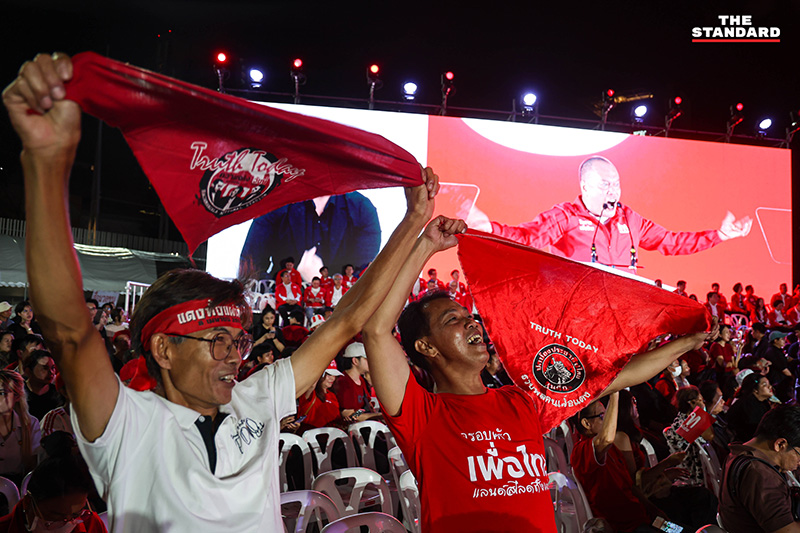 ภาพบรรยากาศ ศ.ดร.ยศชนัน วงศ์สวัสดิ์ แคนดิเดตนายกรัฐมนตรีพรรคเพื่อไทย ปราศรัยบนเวทีใหญ่ท่ามกลางผู้สนับสนุนจำนวนมาก 10