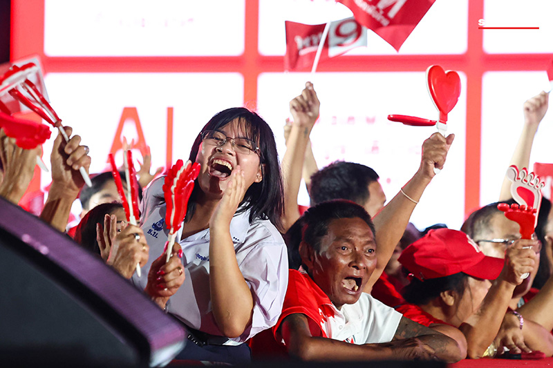 ภาพบรรยากาศ ศ.ดร.ยศชนัน วงศ์สวัสดิ์ แคนดิเดตนายกรัฐมนตรีพรรคเพื่อไทย ปราศรัยบนเวทีใหญ่ท่ามกลางผู้สนับสนุนจำนวนมาก 12