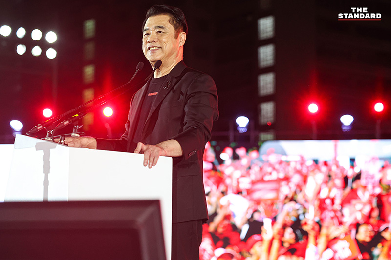 ภาพบรรยากาศ ศ.ดร.ยศชนัน วงศ์สวัสดิ์ แคนดิเดตนายกรัฐมนตรีพรรคเพื่อไทย ปราศรัยบนเวทีใหญ่ท่ามกลางผู้สนับสนุนจำนวนมาก 14