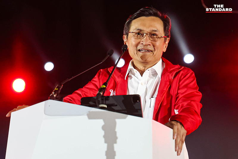 ภาพบรรยากาศ ศ.ดร.ยศชนัน วงศ์สวัสดิ์ แคนดิเดตนายกรัฐมนตรีพรรคเพื่อไทย ปราศรัยบนเวทีใหญ่ท่ามกลางผู้สนับสนุนจำนวนมาก 16