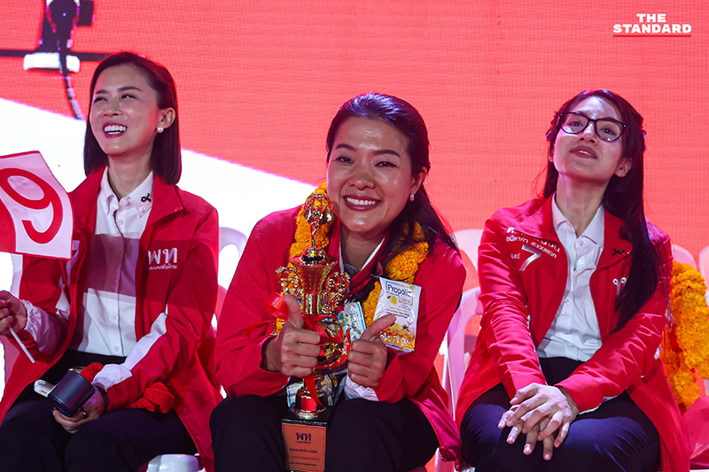 ภาพบรรยากาศ ศ.ดร.ยศชนัน วงศ์สวัสดิ์ แคนดิเดตนายกรัฐมนตรีพรรคเพื่อไทย ปราศรัยบนเวทีใหญ่ท่ามกลางผู้สนับสนุนจำนวนมาก 17