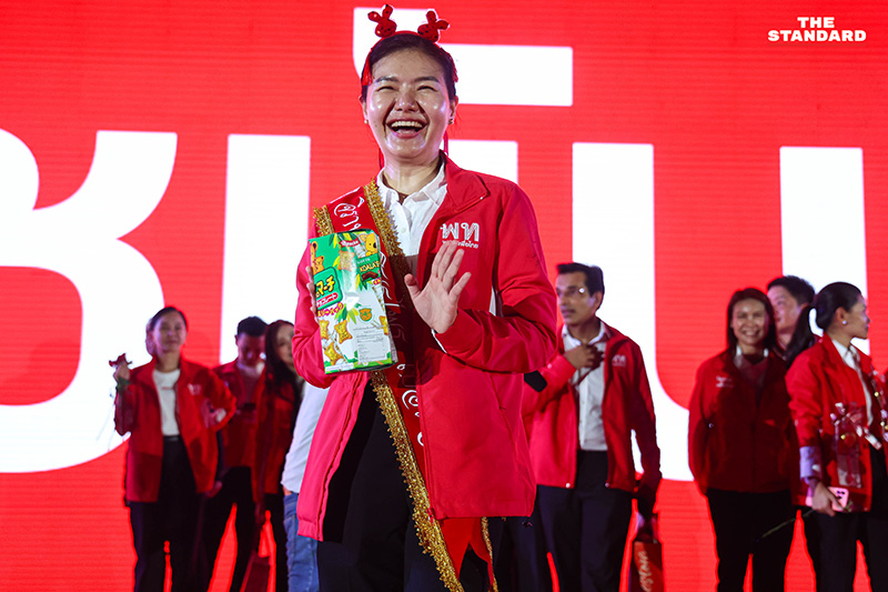 ภาพบรรยากาศ ศ.ดร.ยศชนัน วงศ์สวัสดิ์ แคนดิเดตนายกรัฐมนตรีพรรคเพื่อไทย ปราศรัยบนเวทีใหญ่ท่ามกลางผู้สนับสนุนจำนวนมาก 19