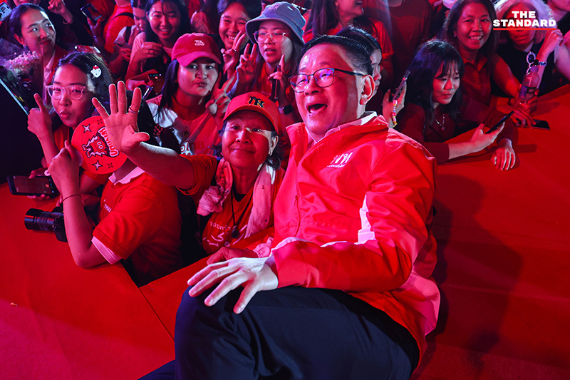 ภาพบรรยากาศ ศ.ดร.ยศชนัน วงศ์สวัสดิ์ แคนดิเดตนายกรัฐมนตรีพรรคเพื่อไทย ปราศรัยบนเวทีใหญ่ท่ามกลางผู้สนับสนุนจำนวนมาก 20