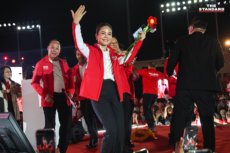 ภาพบรรยากาศ ศ.ดร.ยศชนัน วงศ์สวัสดิ์ แคนดิเดตนายกรัฐมนตรีพรรคเพื่อไทย ปราศรัยบนเวทีใหญ่ท่ามกลางผู้สนับสนุนจำนวนมาก 21