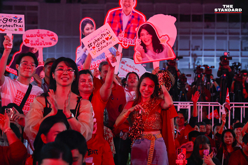 ภาพบรรยากาศ ศ.ดร.ยศชนัน วงศ์สวัสดิ์ แคนดิเดตนายกรัฐมนตรีพรรคเพื่อไทย ปราศรัยบนเวทีใหญ่ท่ามกลางผู้สนับสนุนจำนวนมาก 23