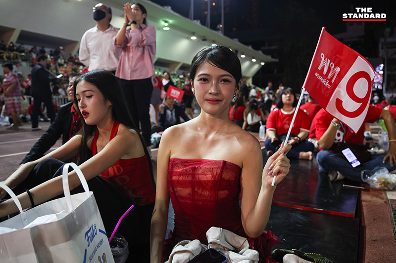 ภาพบรรยากาศ ศ.ดร.ยศชนัน วงศ์สวัสดิ์ แคนดิเดตนายกรัฐมนตรีพรรคเพื่อไทย ปราศรัยบนเวทีใหญ่ท่ามกลางผู้สนับสนุนจำนวนมาก 24