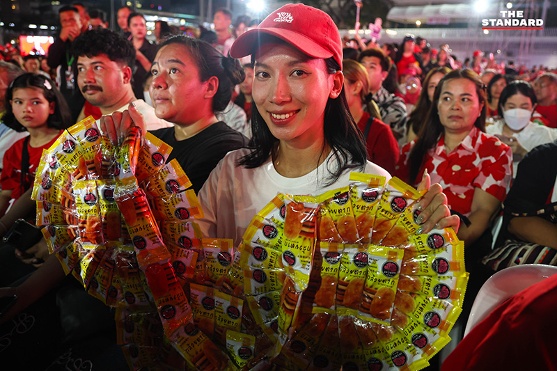 ภาพบรรยากาศ ศ.ดร.ยศชนัน วงศ์สวัสดิ์ แคนดิเดตนายกรัฐมนตรีพรรคเพื่อไทย ปราศรัยบนเวทีใหญ่ท่ามกลางผู้สนับสนุนจำนวนมาก 25