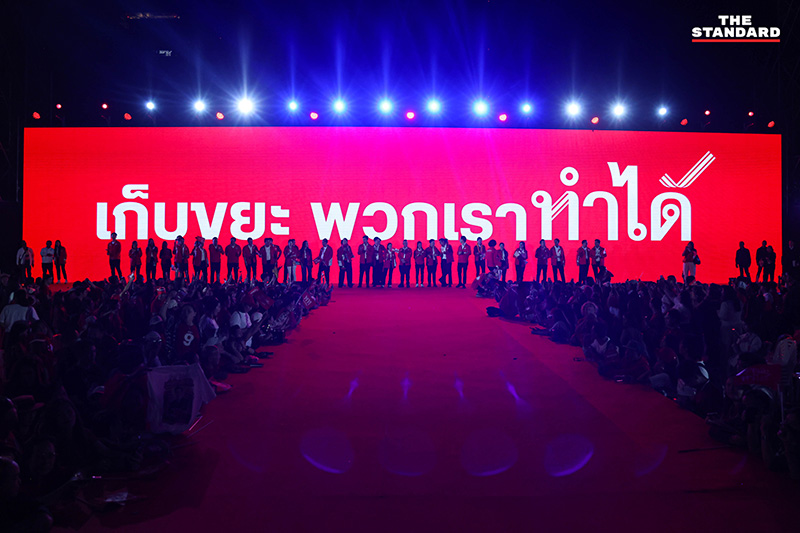 ภาพบรรยากาศ ศ.ดร.ยศชนัน วงศ์สวัสดิ์ แคนดิเดตนายกรัฐมนตรีพรรคเพื่อไทย ปราศรัยบนเวทีใหญ่ท่ามกลางผู้สนับสนุนจำนวนมาก 26