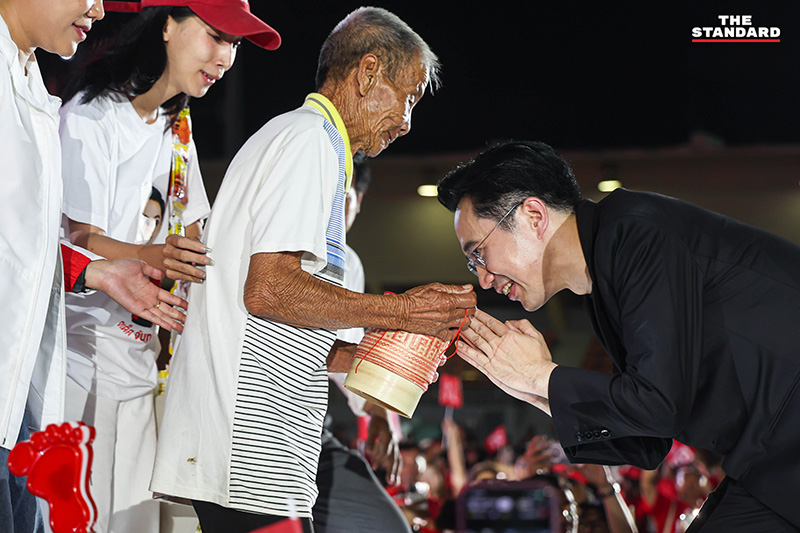 ภาพบรรยากาศ ศ.ดร.ยศชนัน วงศ์สวัสดิ์ แคนดิเดตนายกรัฐมนตรีพรรคเพื่อไทย ปราศรัยบนเวทีใหญ่ท่ามกลางผู้สนับสนุนจำนวนมาก 3