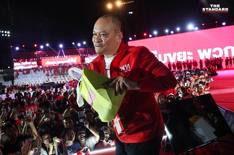 ภาพบรรยากาศ ศ.ดร.ยศชนัน วงศ์สวัสดิ์ แคนดิเดตนายกรัฐมนตรีพรรคเพื่อไทย ปราศรัยบนเวทีใหญ่ท่ามกลางผู้สนับสนุนจำนวนมาก 7