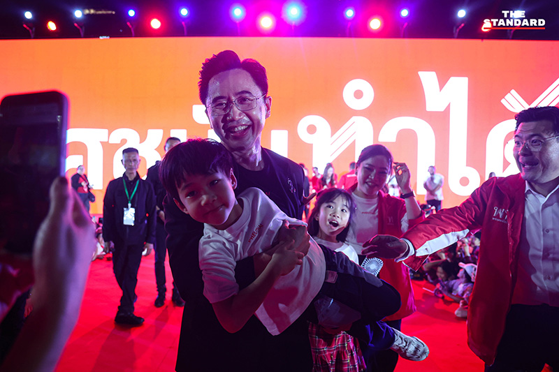 ภาพบรรยากาศ ศ.ดร.ยศชนัน วงศ์สวัสดิ์ แคนดิเดตนายกรัฐมนตรีพรรคเพื่อไทย ปราศรัยบนเวทีใหญ่ท่ามกลางผู้สนับสนุนจำนวนมาก 8