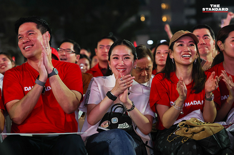 ภาพบรรยากาศ ศ.ดร.ยศชนัน วงศ์สวัสดิ์ แคนดิเดตนายกรัฐมนตรีพรรคเพื่อไทย ปราศรัยบนเวทีใหญ่ท่ามกลางผู้สนับสนุนจำนวนมาก 9