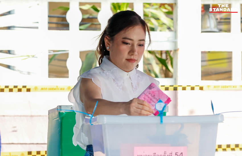 ศ.ดร.ยศชนัน วงศ์สวัสดิ์ พร้อมด้วย นันทกานต์ ศิลป์เสวีกุล ภรรยา เดินเท้ามาใช้สิทธิเลือกตั้งและออกเสียงประชามติ 2