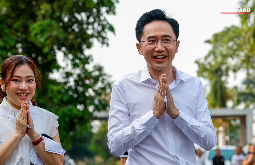 ศ.ดร.ยศชนัน วงศ์สวัสดิ์ พร้อมด้วย นันทกานต์ ศิลป์เสวีกุล ภรรยา เดินเท้ามาใช้สิทธิเลือกตั้งและออกเสียงประชามติ 3