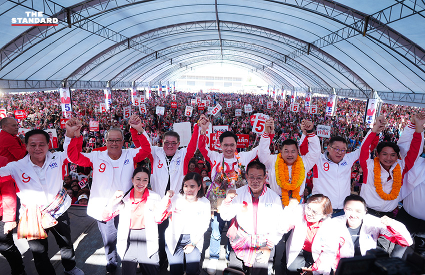 ยศชนัน วงศ์สวัสดิ์ และ จุลพันธ์ อมรวิวัฒน์ แกนนำพรรคเพื่อไทย ปราศรัยหาเสียงบนเวทีท่ามกลางประชาชนจำนวนมากที่ จังหวัดอุบลราชธานี 1
