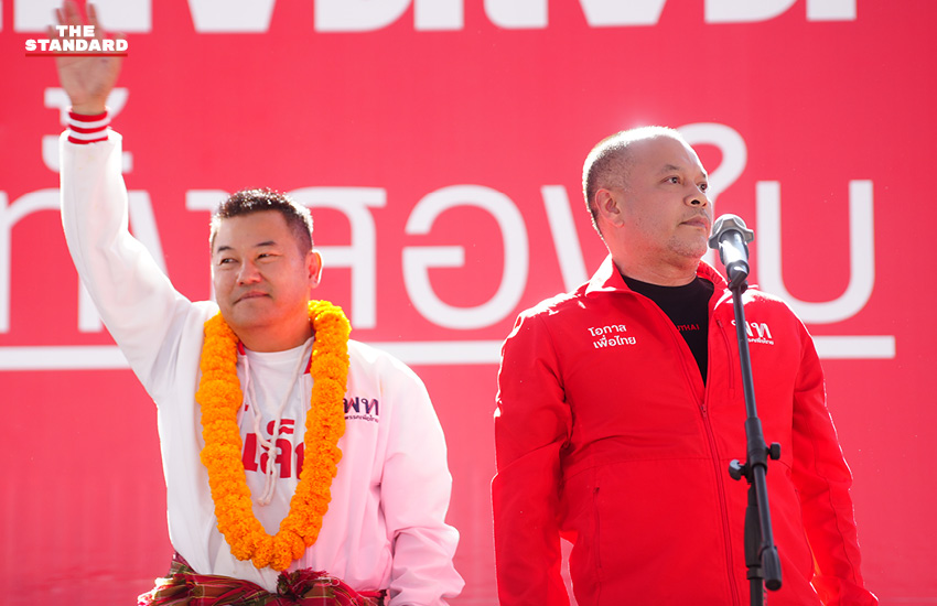 ยศชนัน วงศ์สวัสดิ์ และ จุลพันธ์ อมรวิวัฒน์ แกนนำพรรคเพื่อไทย ปราศรัยหาเสียงบนเวทีท่ามกลางประชาชนจำนวนมากที่ จังหวัดอุบลราชธานี 2