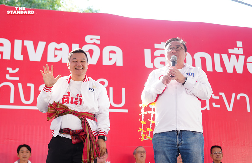 ยศชนัน วงศ์สวัสดิ์ และ จุลพันธ์ อมรวิวัฒน์ แกนนำพรรคเพื่อไทย ปราศรัยหาเสียงบนเวทีท่ามกลางประชาชนจำนวนมากที่ จังหวัดอุบลราชธานี 3