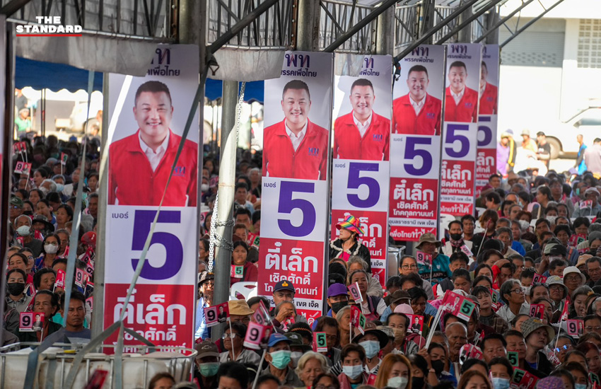 ยศชนัน วงศ์สวัสดิ์ และ จุลพันธ์ อมรวิวัฒน์ แกนนำพรรคเพื่อไทย ปราศรัยหาเสียงบนเวทีท่ามกลางประชาชนจำนวนมากที่ จังหวัดอุบลราชธานี 5