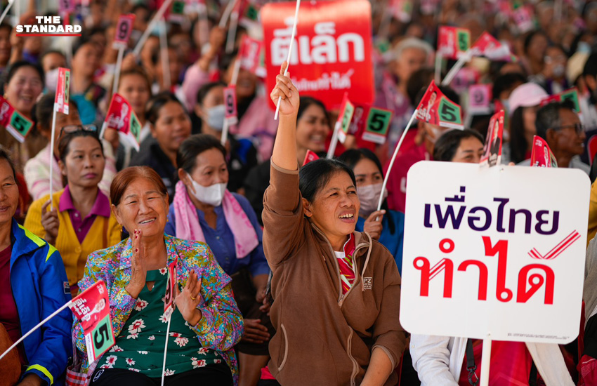ยศชนัน วงศ์สวัสดิ์ และ จุลพันธ์ อมรวิวัฒน์ แกนนำพรรคเพื่อไทย ปราศรัยหาเสียงบนเวทีท่ามกลางประชาชนจำนวนมากที่ จังหวัดอุบลราชธานี 6