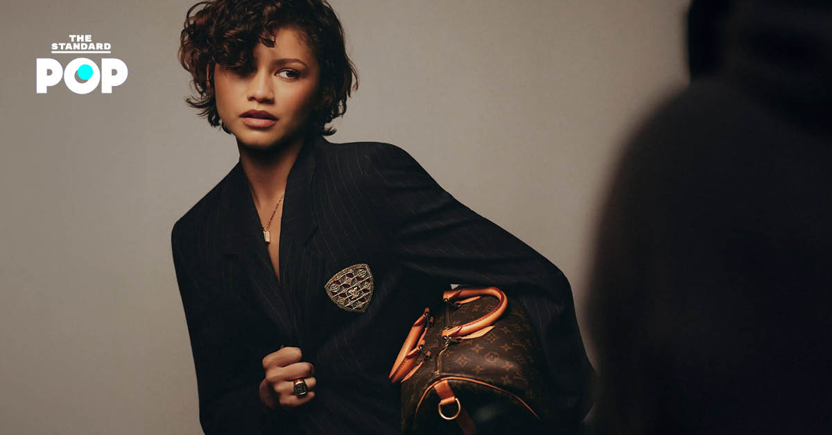 Zendaya ในชุดสีขาวคู่กับกระเป๋า Louis Vuitton Monogram รุ่น Speedy สำหรับแคมเปญฉลอง 130 ปี