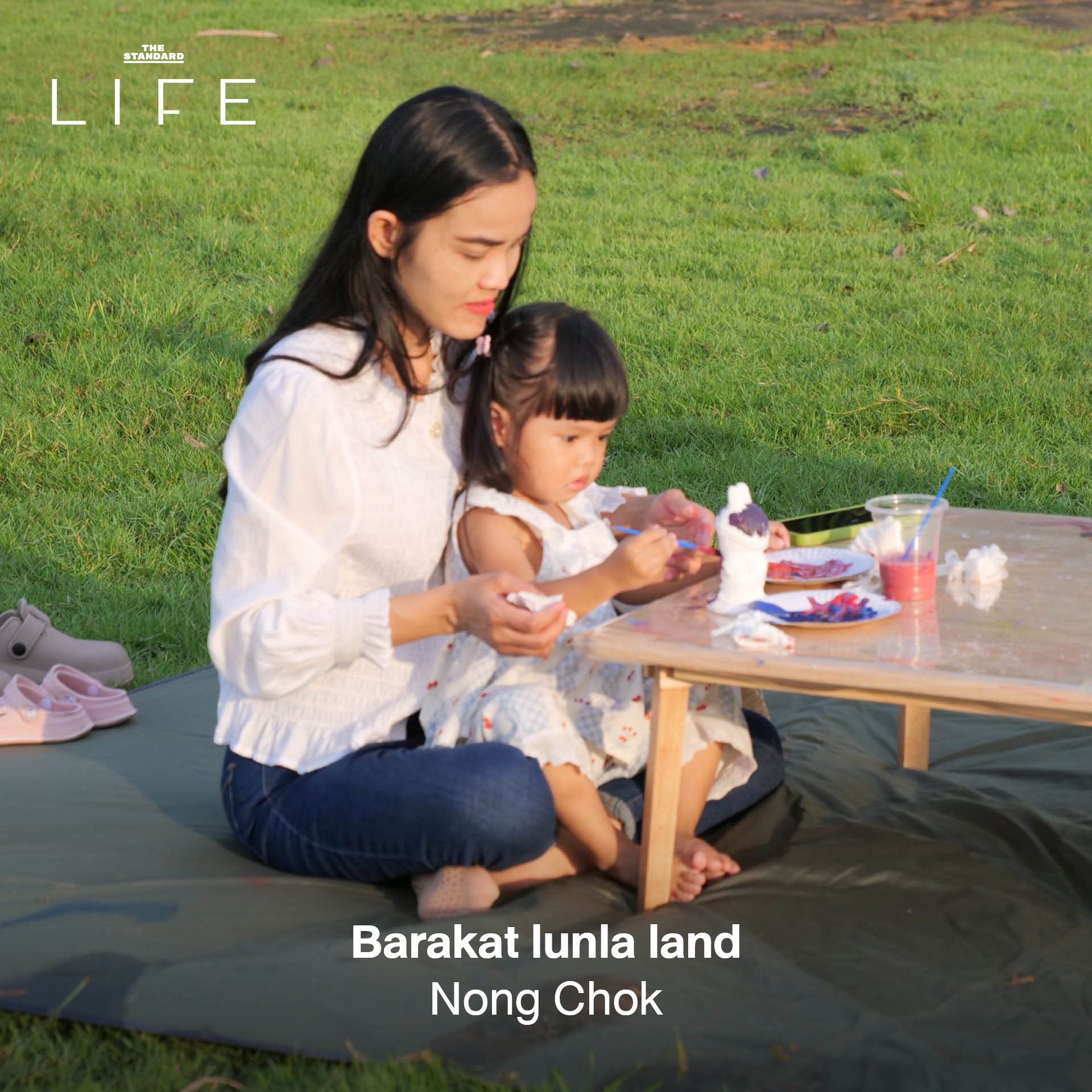 ครอบครัวกำลังเพลิดเพลินกับกิจกรรมหลากหลาย ณ สถานที่แฮงก์เอาต์สำหรับแม่และเด็ก 1