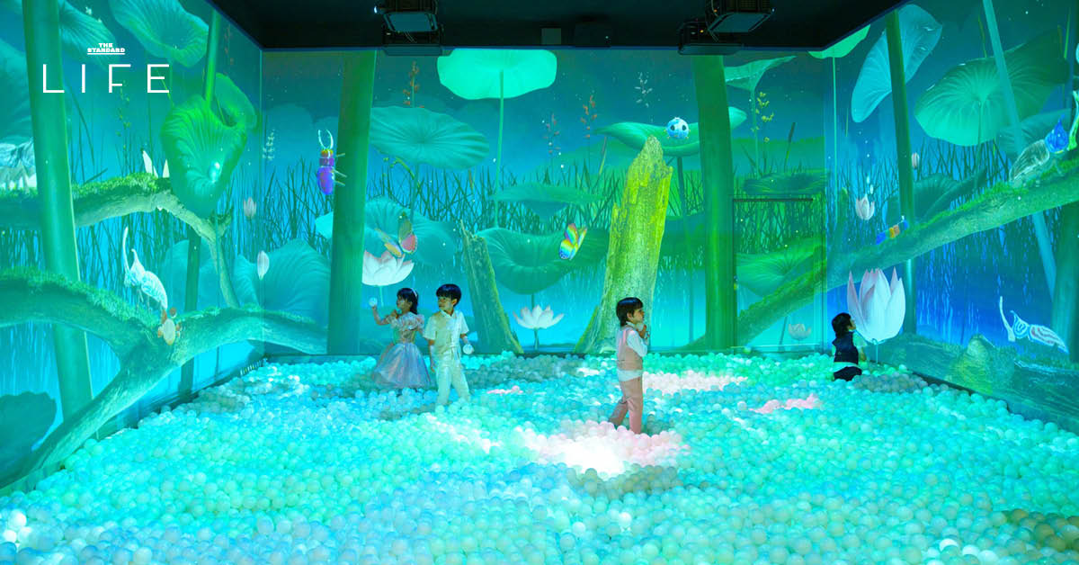 ครอบครัวกำลังเพลิดเพลินกับกิจกรรมหลากหลาย ณ สถานที่แฮงก์เอาต์สำหรับแม่และเด็ก