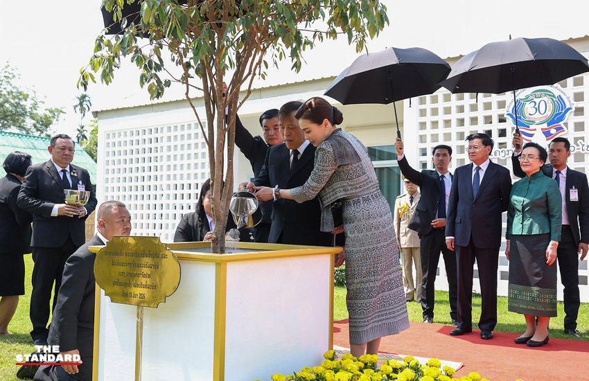 king-queen-laos-visit-day3-huay-son-huay-sua-center