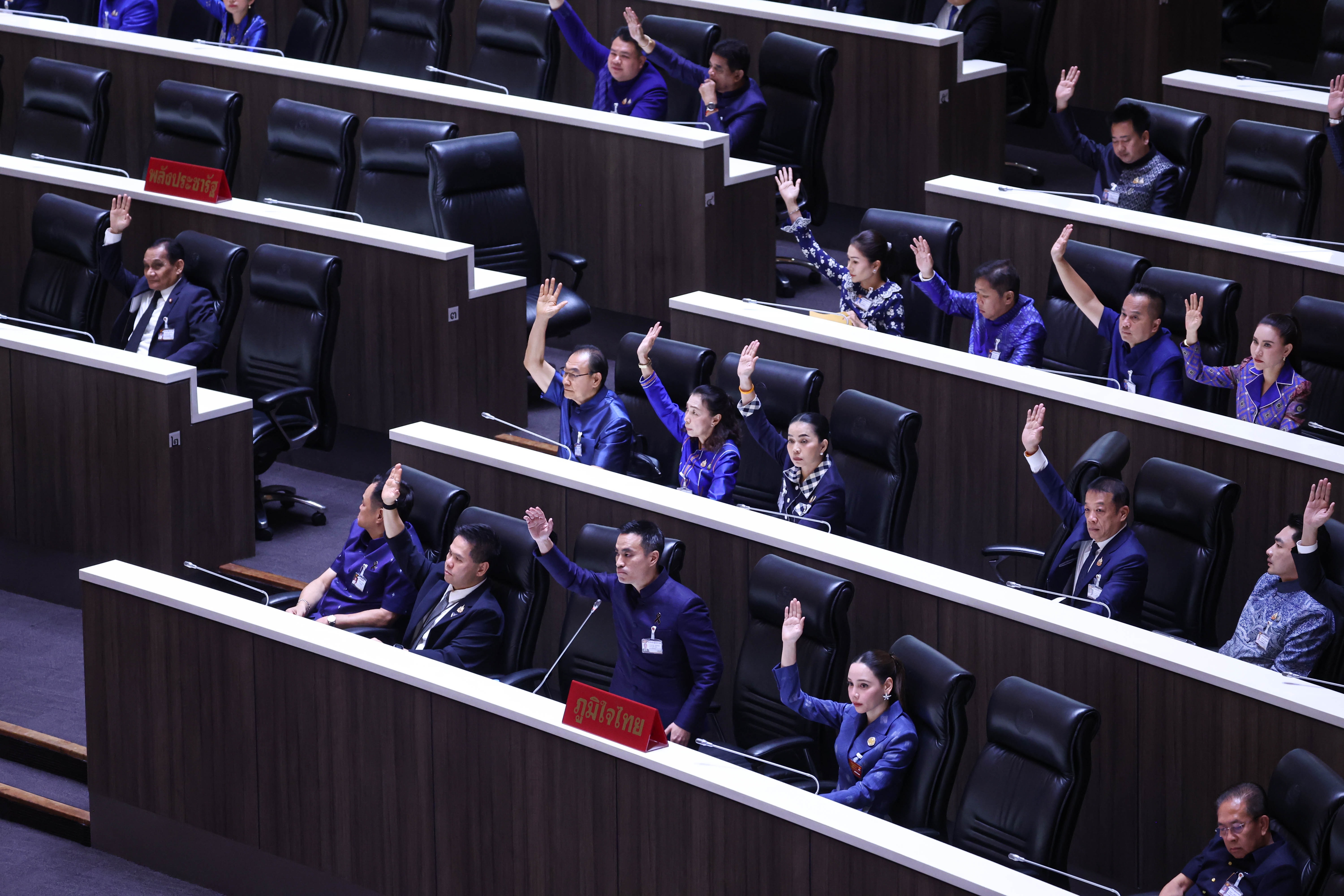 ถามหา ‘ไอ้โม่ง’ กลางสภา: สส. คิดว่าใครคือตัวการกักตุนน้ำมัน และทำไมฝ่ายรัฐบาลไม่ลุกขึ้นชี้แจง