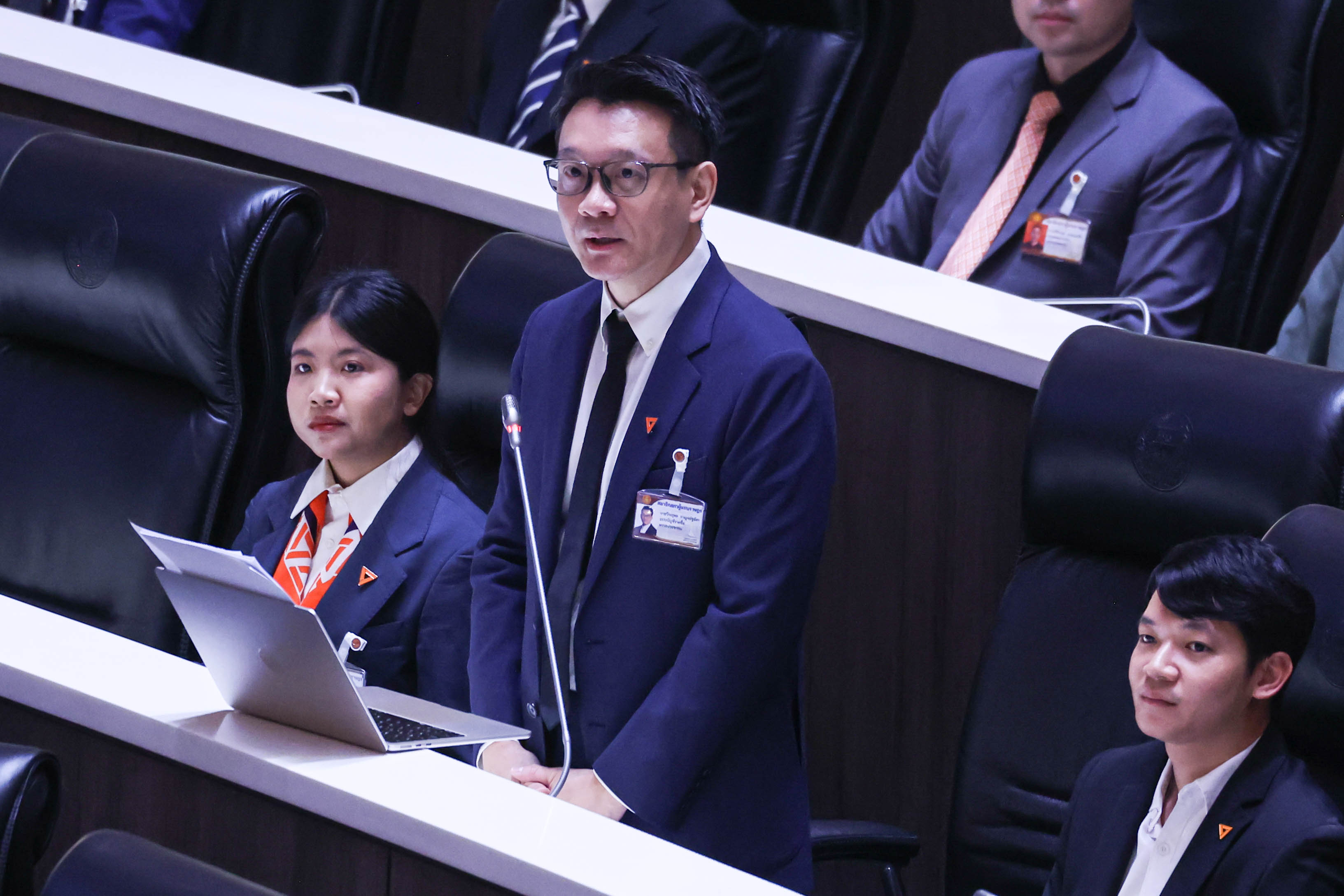 ถามหา ‘ไอ้โม่ง’ กลางสภา: สส. คิดว่าใครคือตัวการกักตุนน้ำมัน และทำไมฝ่ายรัฐบาลไม่ลุกขึ้นชี้แจง