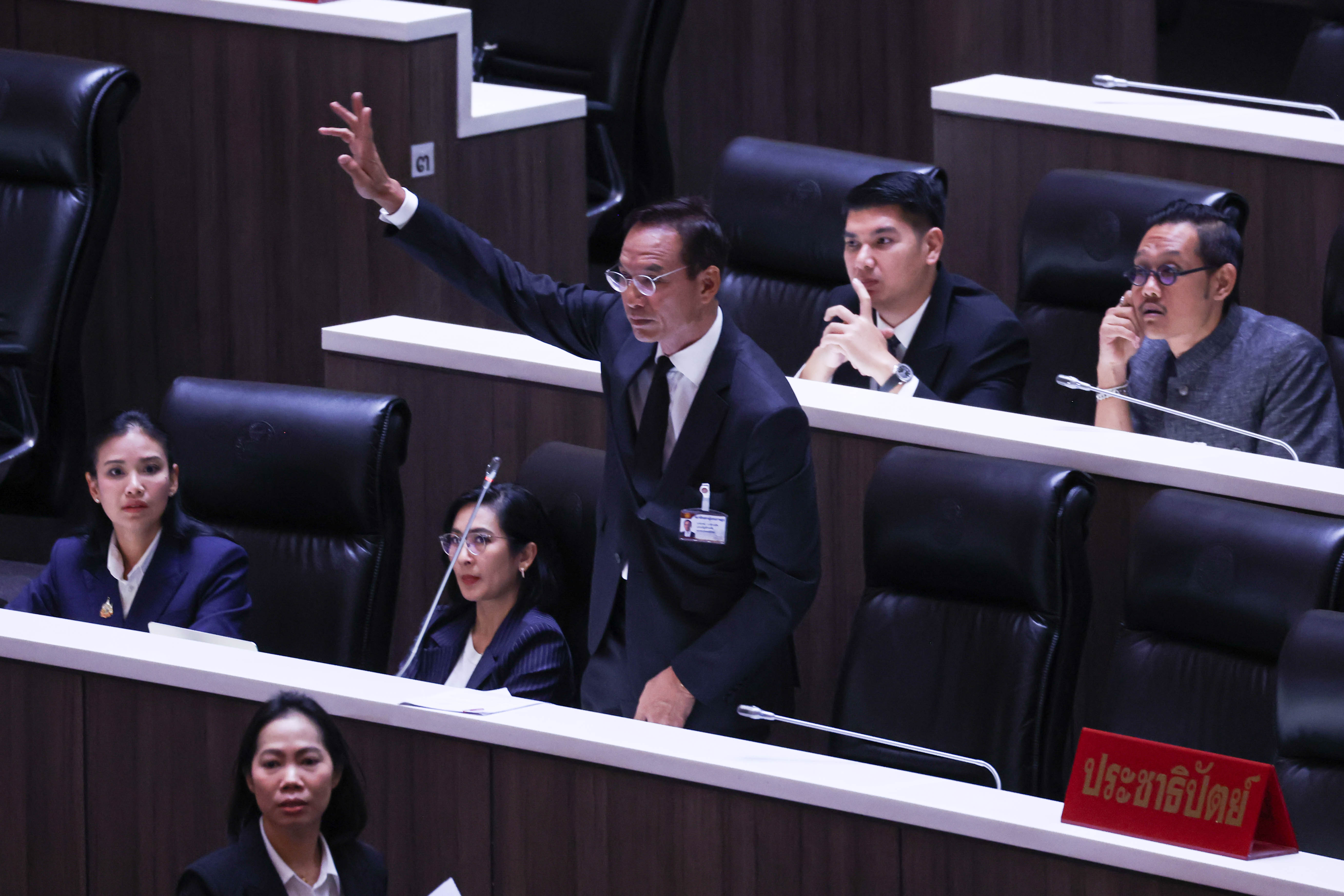 ถามหา ‘ไอ้โม่ง’ กลางสภา: สส. คิดว่าใครคือตัวการกักตุนน้ำมัน และทำไมฝ่ายรัฐบาลไม่ลุกขึ้นชี้แจง