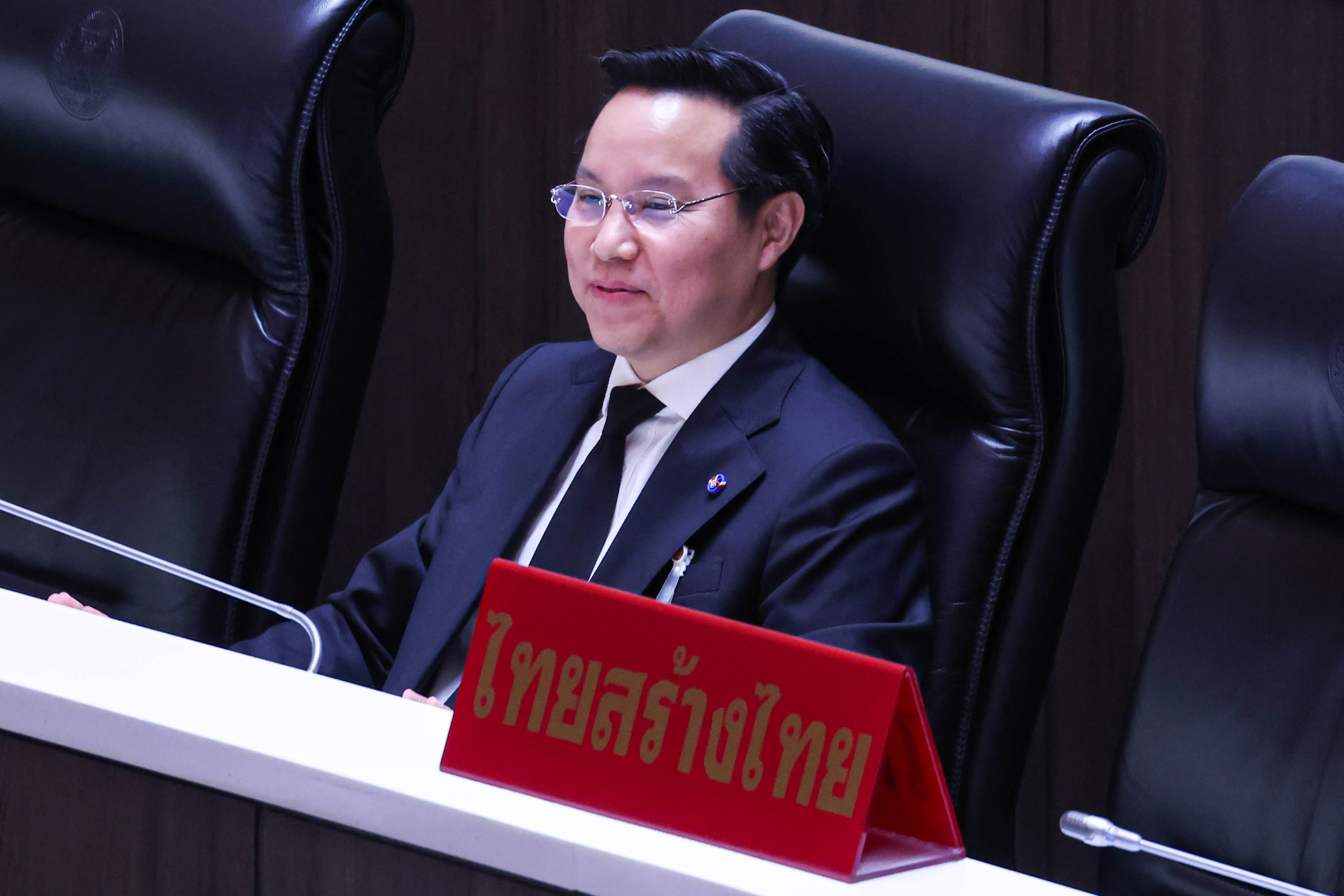 ถามหา ‘ไอ้โม่ง’ กลางสภา: สส. คิดว่าใครคือตัวการกักตุนน้ำมัน และทำไมฝ่ายรัฐบาลไม่ลุกขึ้นชี้แจง