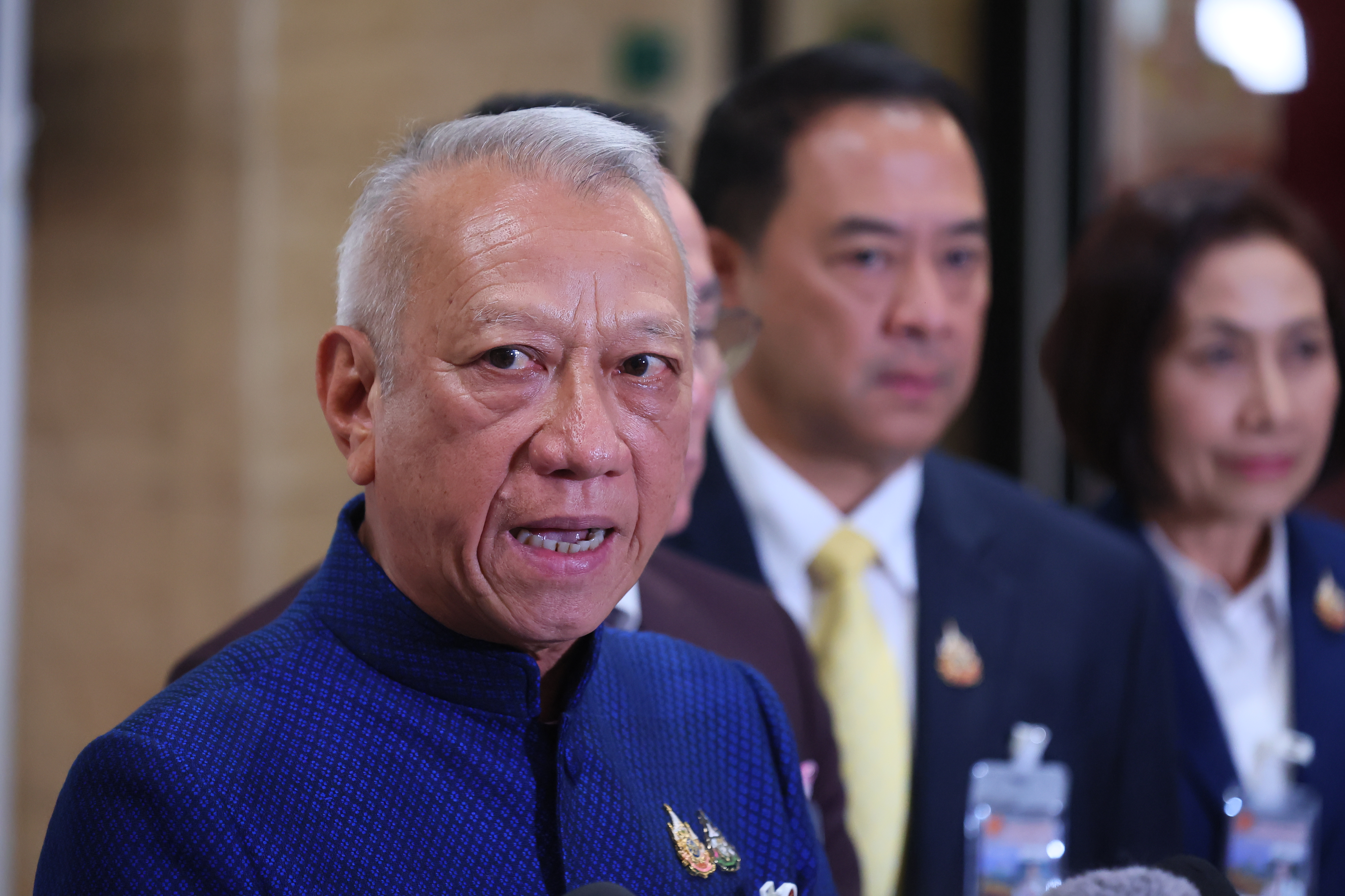 ถามหา ‘ไอ้โม่ง’ กลางสภา: สส. คิดว่าใครคือตัวการกักตุนน้ำมัน และทำไมฝ่ายรัฐบาลไม่ลุกขึ้นชี้แจง