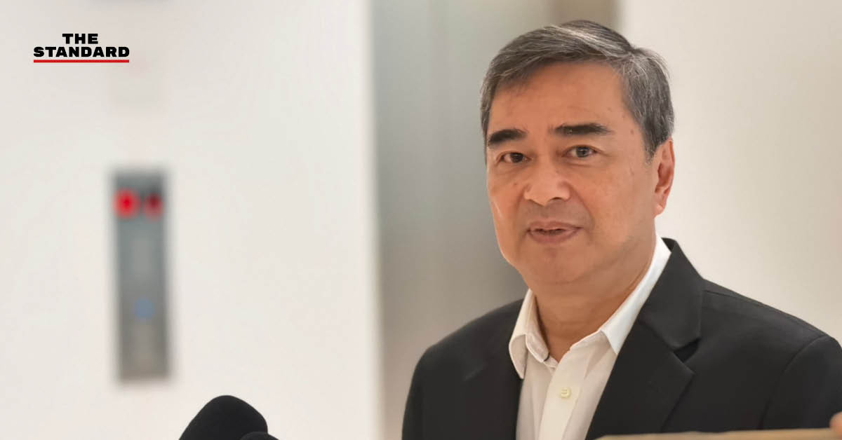 อภิสิทธิ์ เวชชาชีวะ กำลังให้สัมภาษณ์สื่อมวลชน