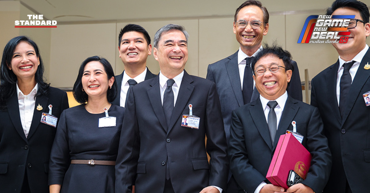 อภิสิทธิ์ เวชชาชีวะ และ ชัยชนะ เดชเดโช เดินทัวร์อาคารรัฐสภาแห่งใหม่ พูดคุยกันอย่างอารมณ์ดี