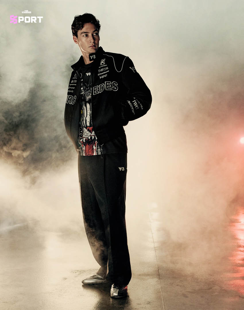 ภาพโปรโมตคอลเล็กชัน adidas Y-3 x Mercedes F1 Team ลาย ‘Wolf’ สะท้อนบรรยากาศการแข่งขันยามค่ำคืนในสนามแข่ง 1