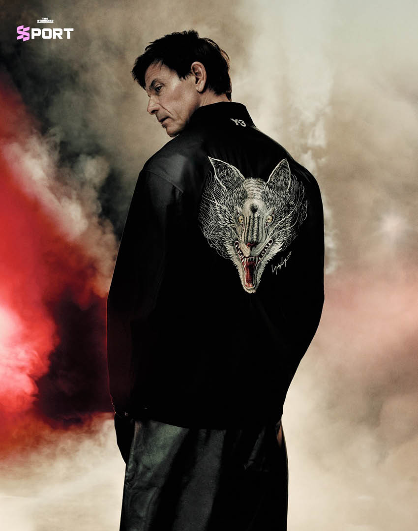 ภาพโปรโมตคอลเล็กชัน adidas Y-3 x Mercedes F1 Team ลาย ‘Wolf’ สะท้อนบรรยากาศการแข่งขันยามค่ำคืนในสนามแข่ง 5